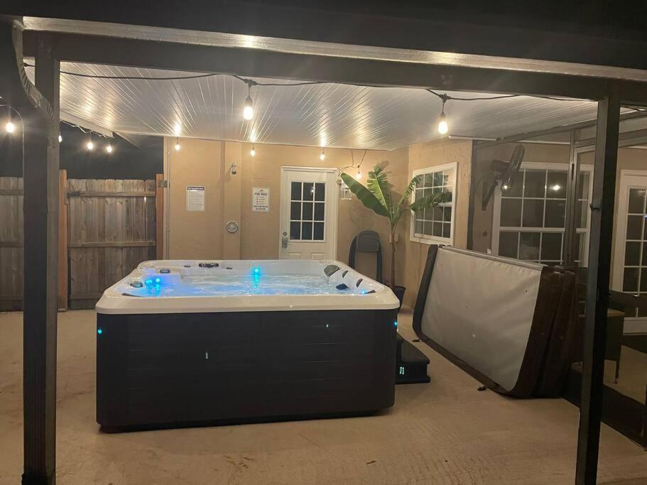 Private Backyard Oasis! Hot Tub & Salt Water Pool! Holiday home Sarasota