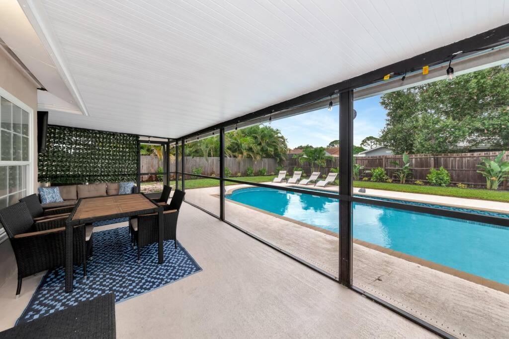 Private Backyard Oasis! Hot Tub & Salt Water Pool! *