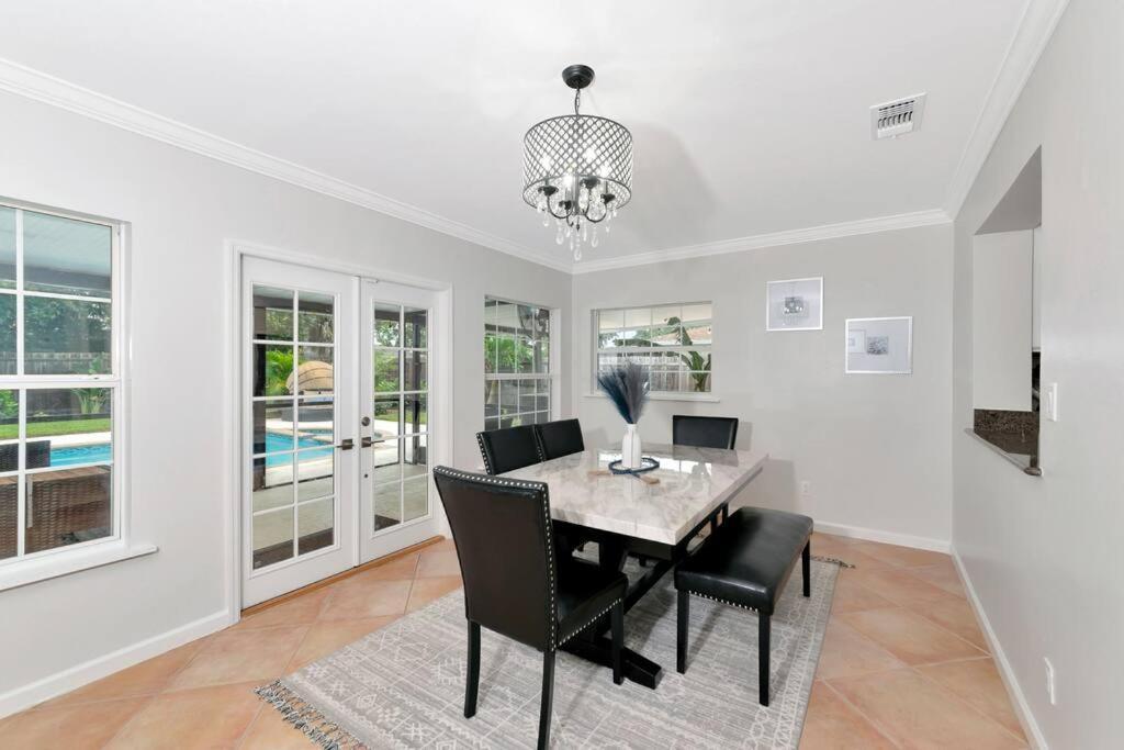 Holiday home Private Backyard Oasis! Hot Tub & Salt Water Pool! *