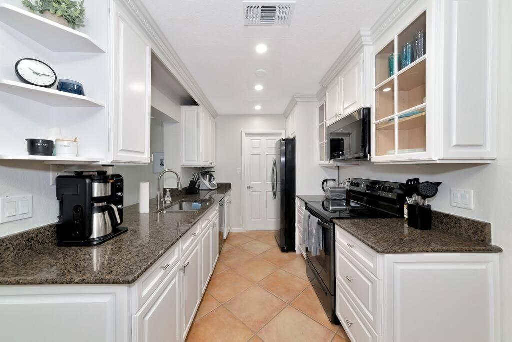 Holiday home Private Backyard Oasis! Hot Tub & Salt Water Pool! Sarasota