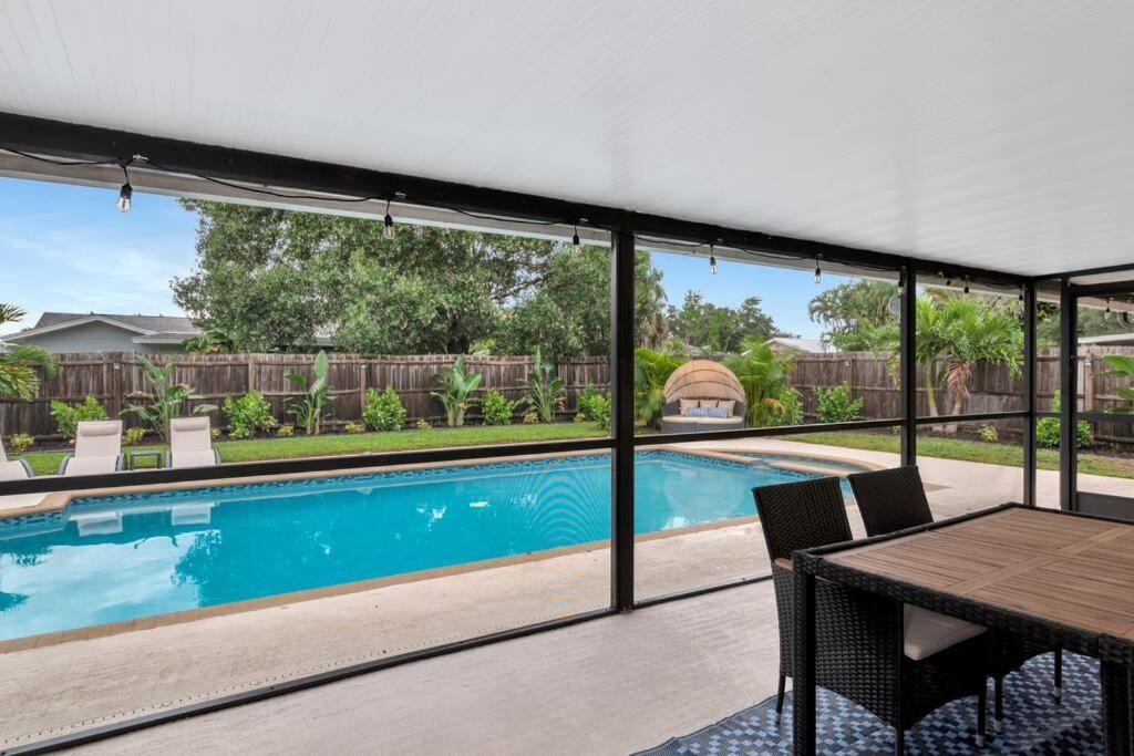 Private Backyard Oasis! Hot Tub & Salt Water Pool! Sarasota