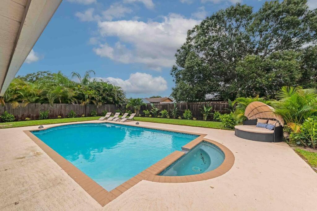 Private Backyard Oasis! Hot Tub & Salt Water Pool!