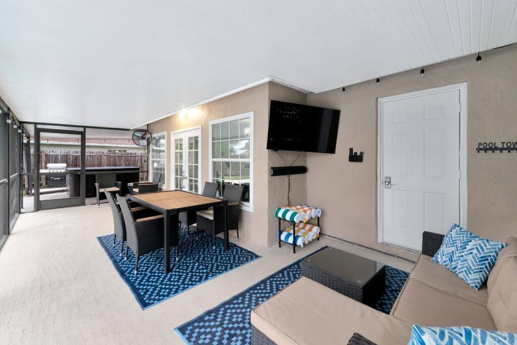 Private Backyard Oasis! Hot Tub & Salt Water Pool! Sarasota