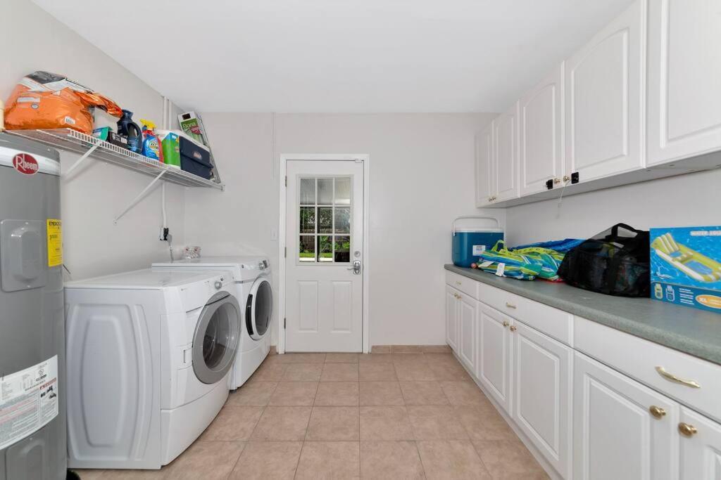 Private Backyard Oasis! Hot Tub & Salt Water Pool! Holiday home Sarasota