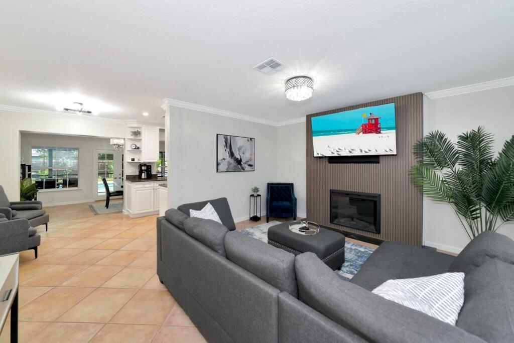 Private Backyard Oasis! Hot Tub & Salt Water Pool! Holiday home Sarasota
