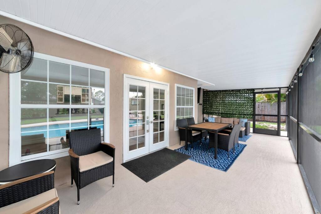 Private Backyard Oasis! Hot Tub & Salt Water Pool! * Sarasota