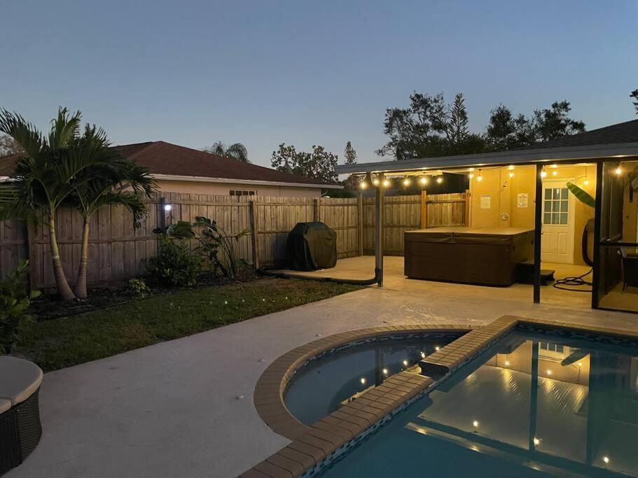Holiday home Private Backyard Oasis! Hot Tub & Salt Water Pool! *