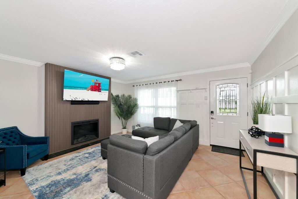 Private Backyard Oasis! Hot Tub & Salt Water Pool! * Sarasota