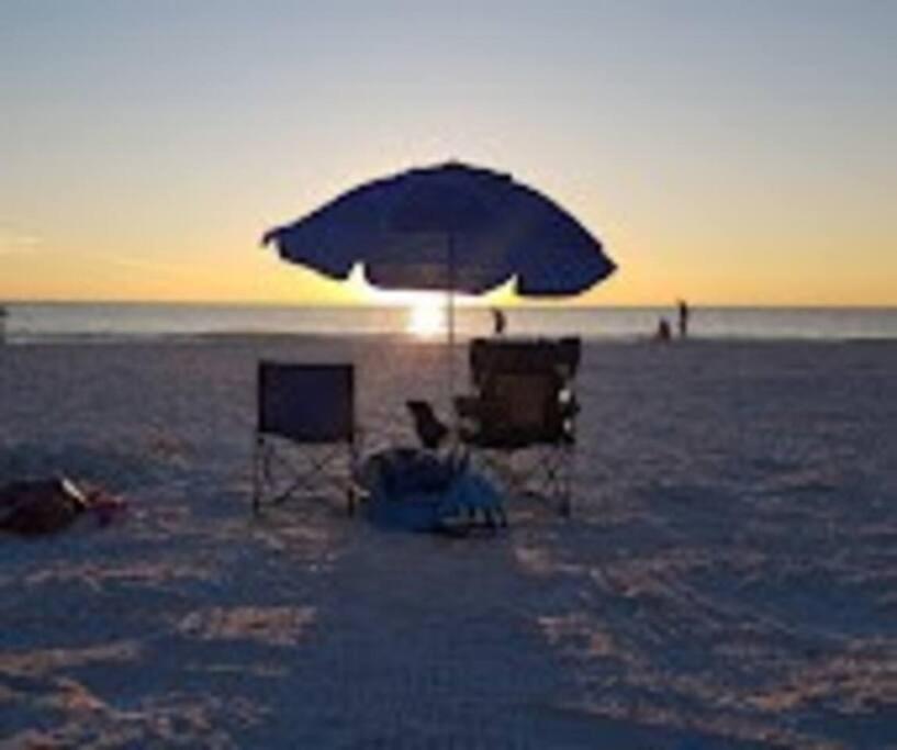Charming Unit Across From Lido Key Apartment *