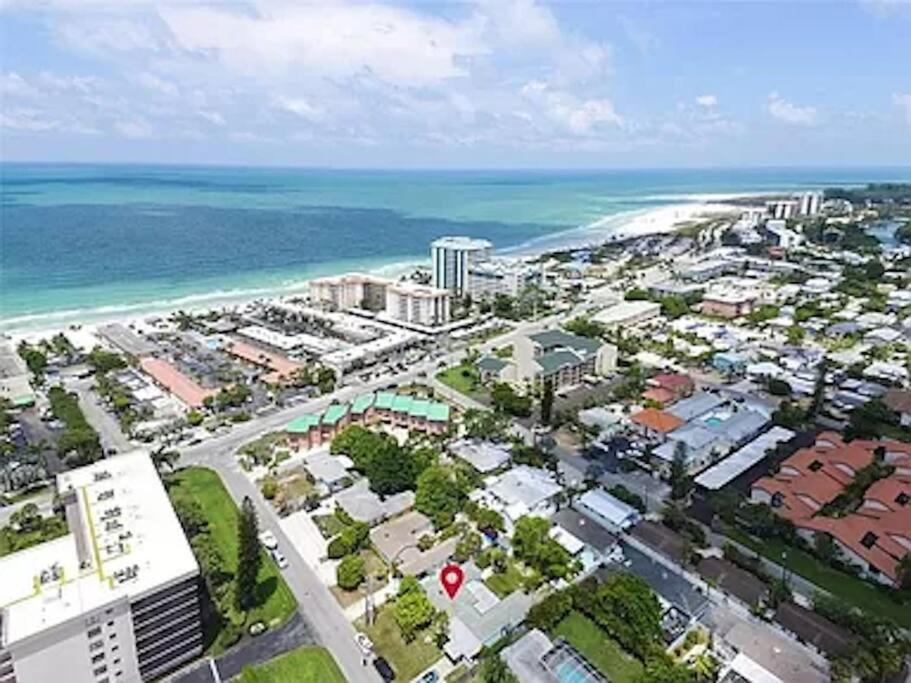 Charming Unit Across From Lido Key Apartment *