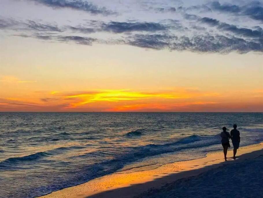 Charming Unit Across From Lido Key Apartment