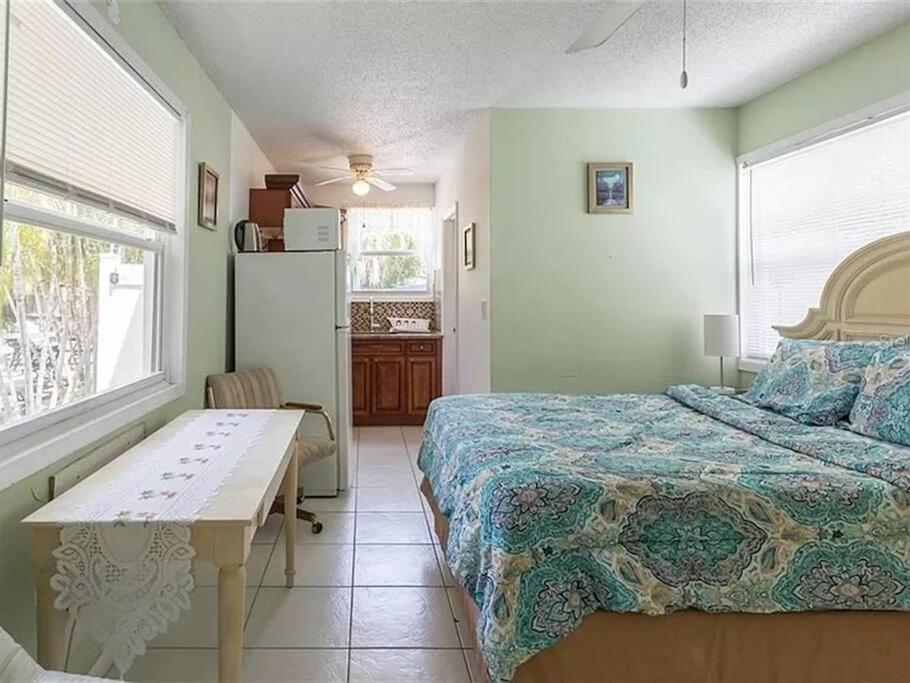 Charming Unit Across From Lido Key Apartment