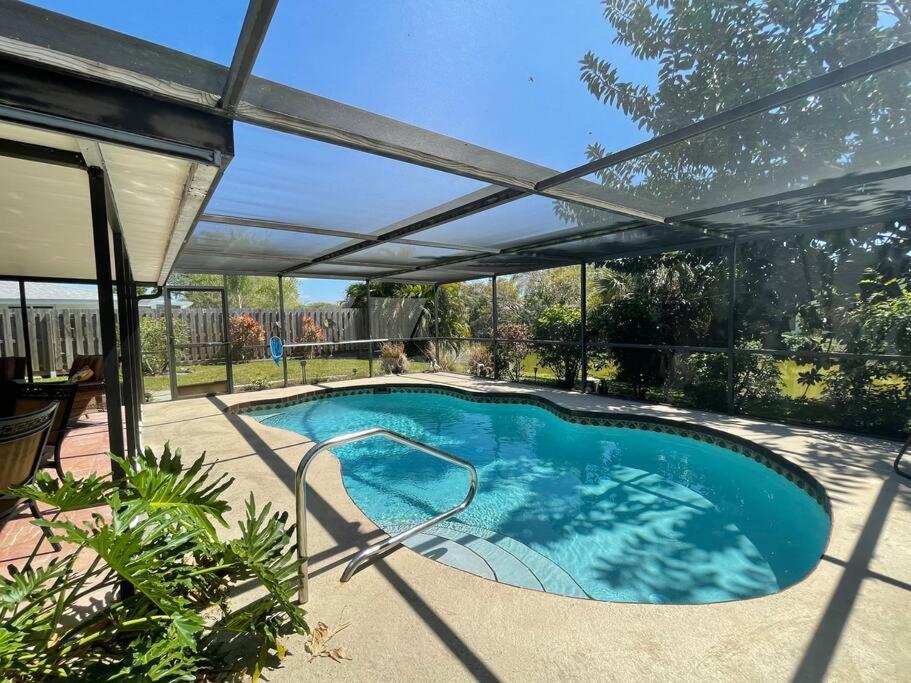 Rowena House 2bd Den 2bth Heated Pool Near Siesta Key Holiday home