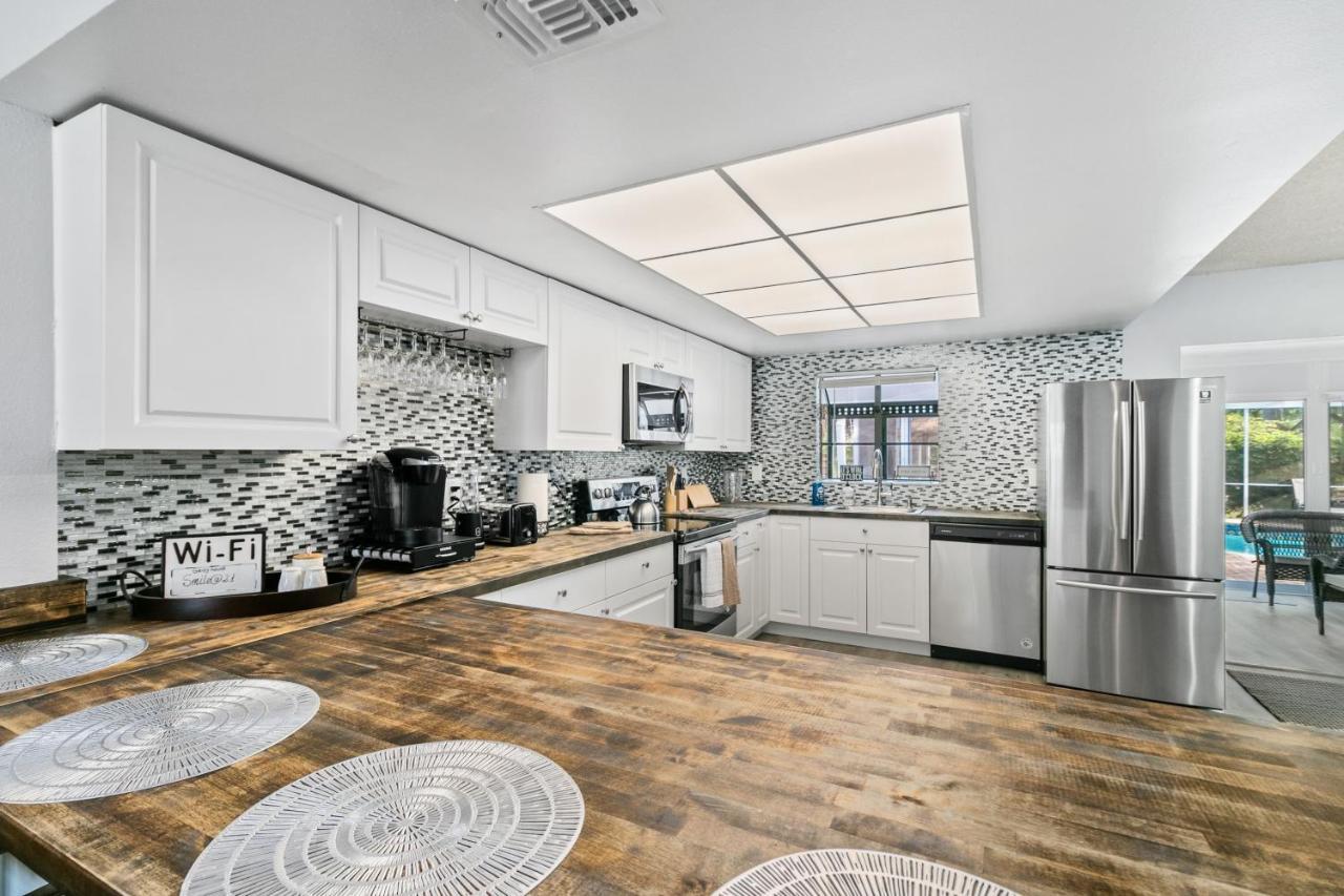 Spacious Modern House. Private Heated Pool And