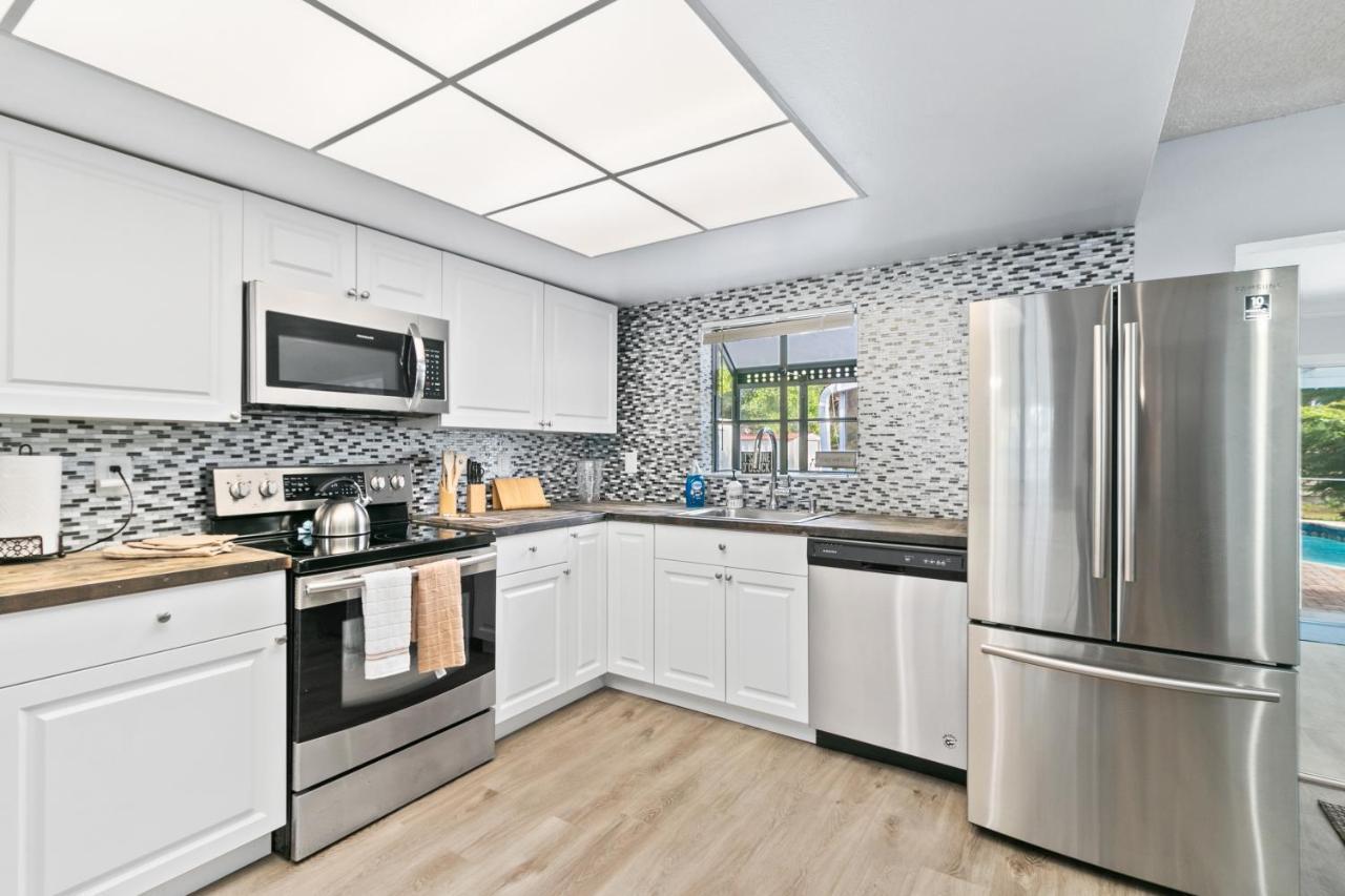 Spacious Modern House. Private Heated Pool And