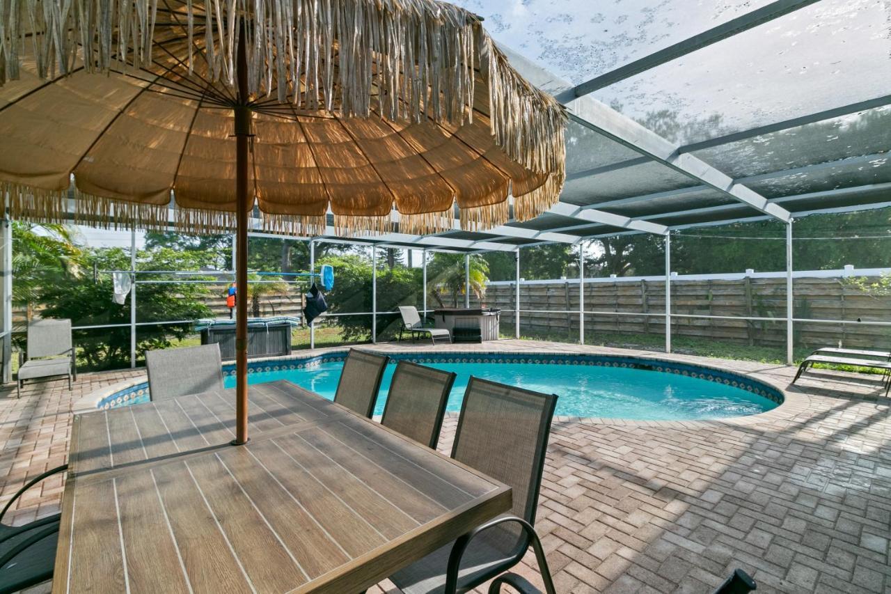 Spacious Modern House. Private Heated Pool And *