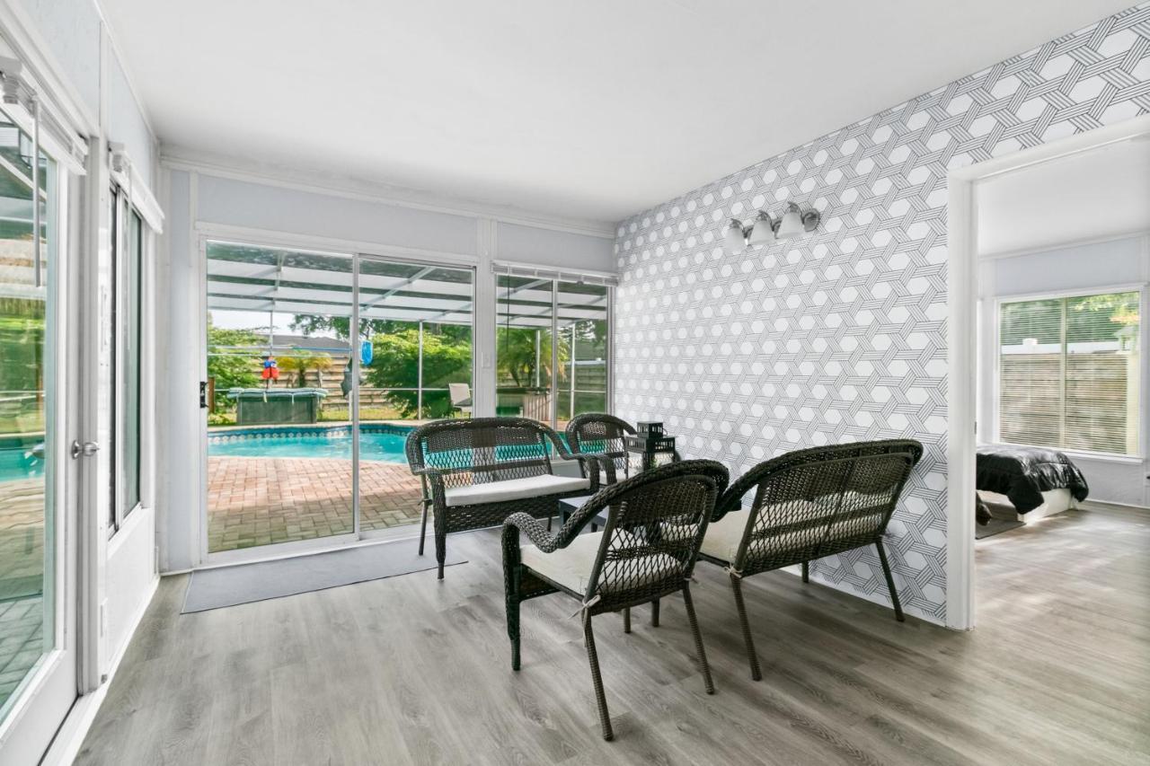 Holiday home Spacious Modern House. Private Heated Pool And *
