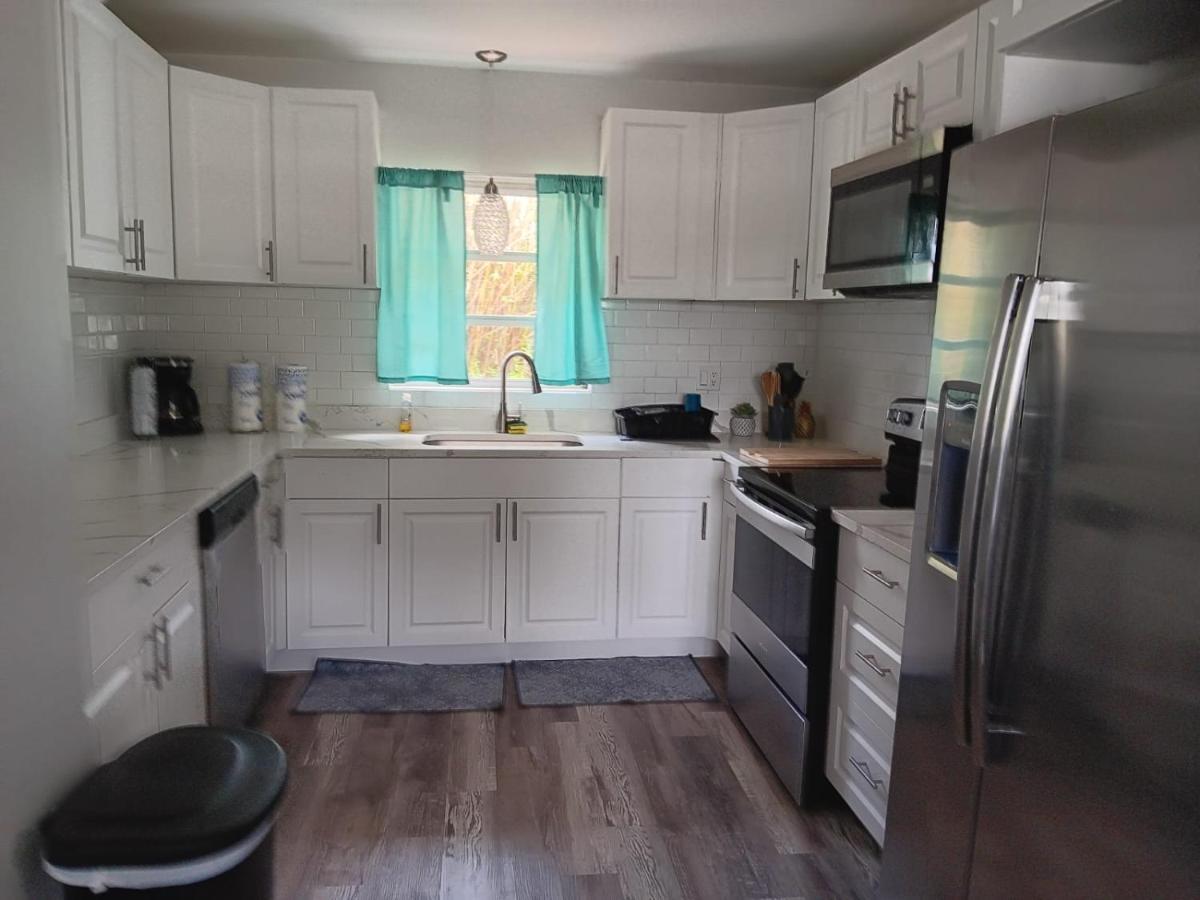 Beautiful 3/2 In Internal Name: 1840 Glengary Sarasota