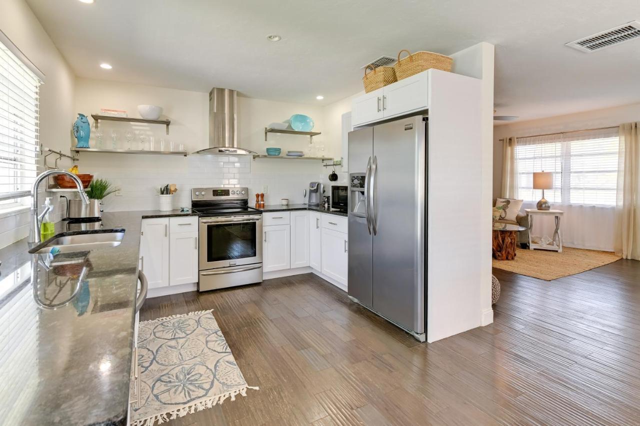 Sunny With Pool Near Siesta Key Beach! Holiday home