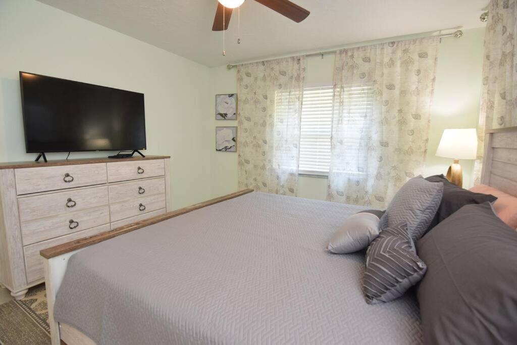 New England 3bd 2bt Heated Pool Close To Siesta Sarasota