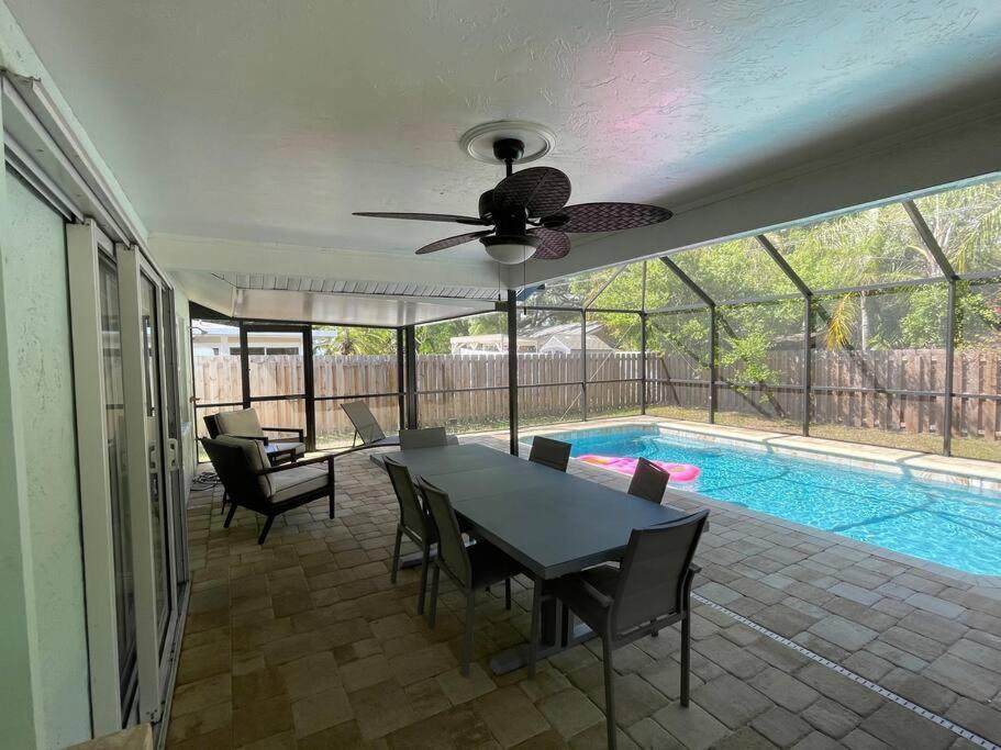 Holiday home New England 3bd 2bt Heated Pool Close To Siesta Sarasota