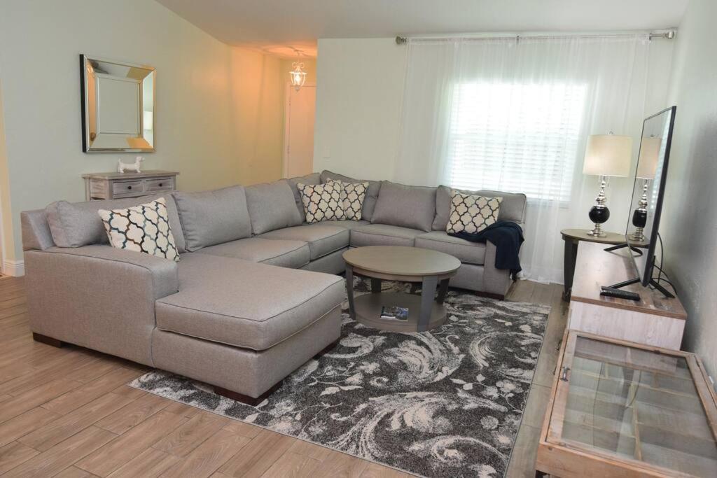 Holiday home New England 3bd 2bt Heated Pool Close To Siesta