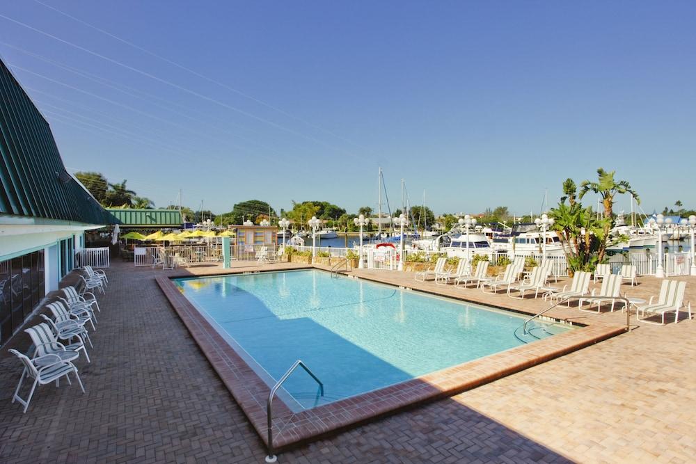 Hotel Ramada By Wyndham Sarasota Waterfront 2*