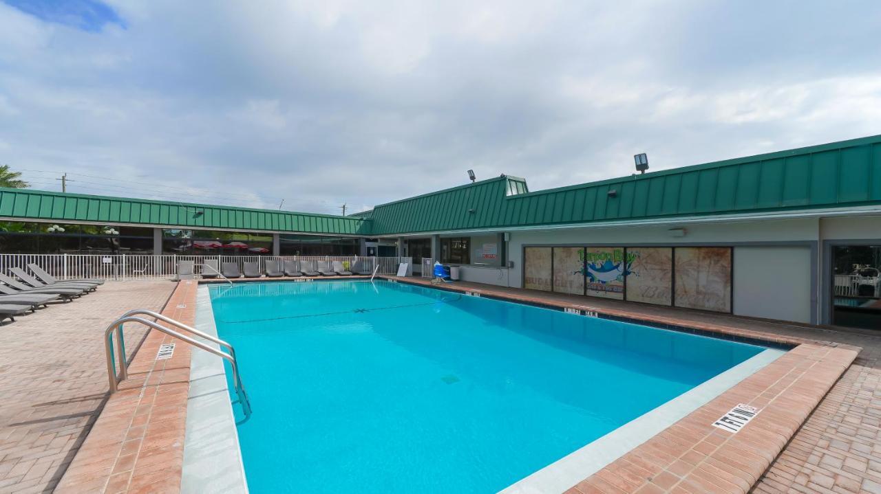 Waterfront Room, Heated Pool, Tiki Bar & Grill Aparthotel *