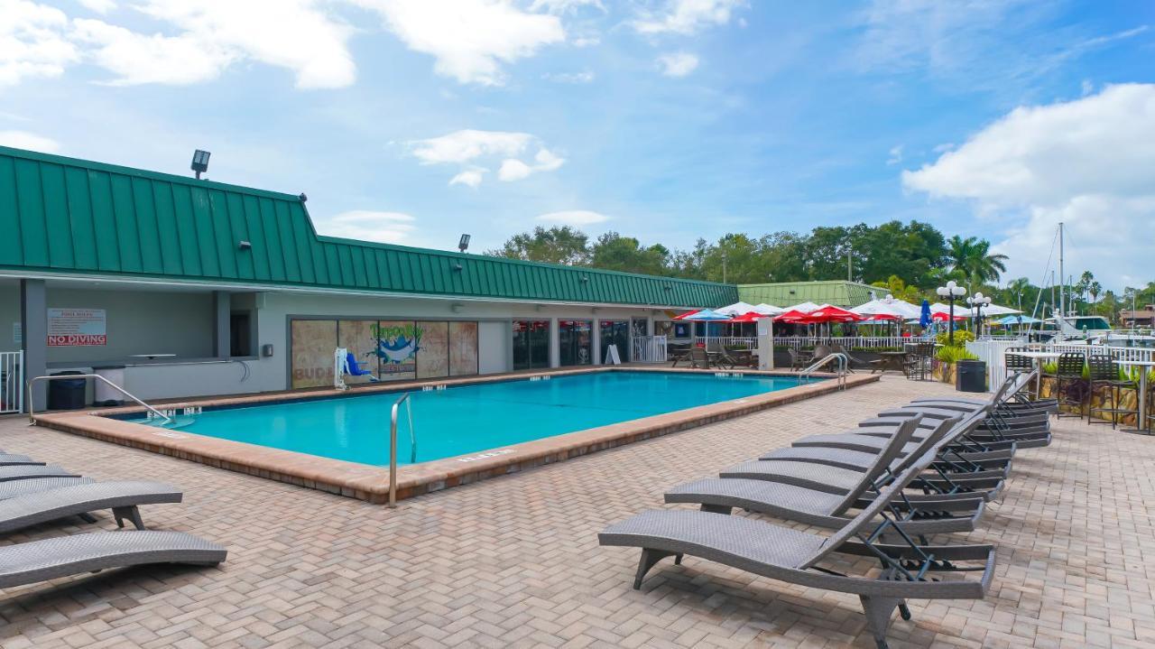 Aparthotel Waterfront Room, Heated Pool, Tiki Bar & Grill Sarasota