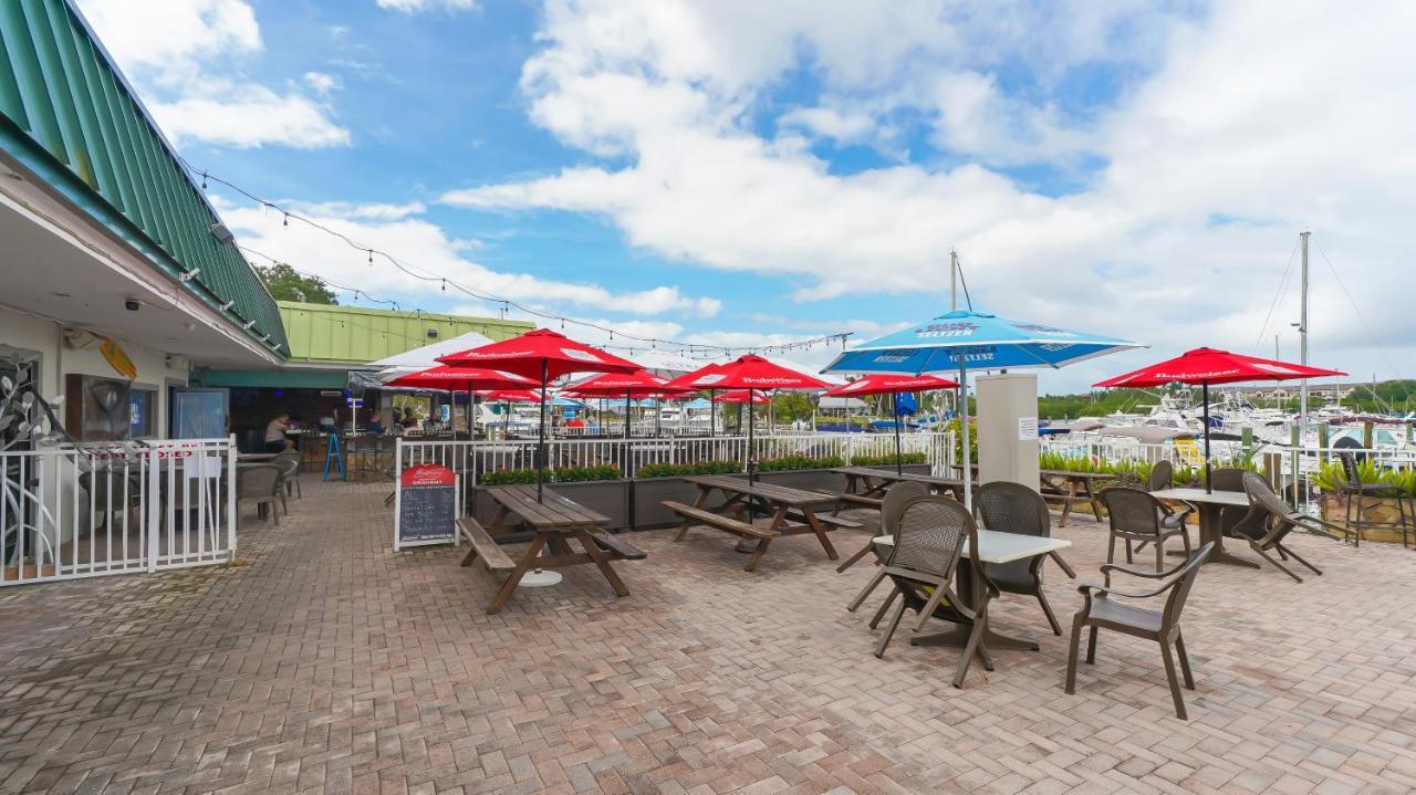 Aparthotel Waterfront Room, Heated Pool, Tiki Bar & Grill