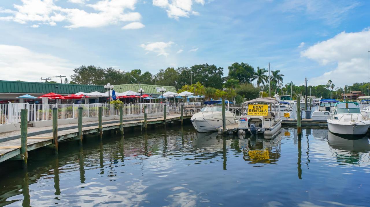 Waterfront Room, Heated Pool, Tiki Bar & Grill Sarasota