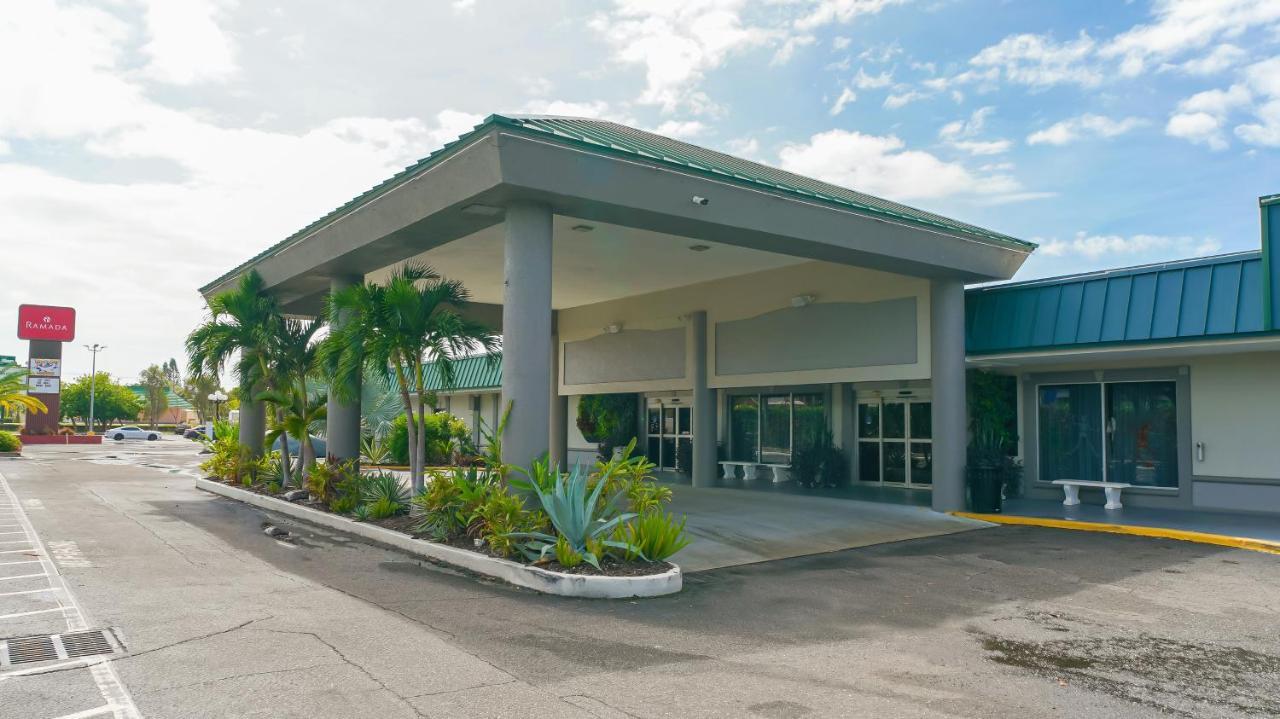 Waterfront Room, Heated Pool, Tiki Bar & Grill Aparthotel