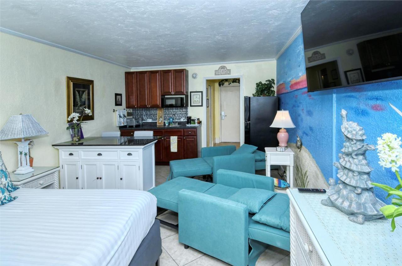 Waterfront Room, Heated Pool, Tiki Bar & Grill