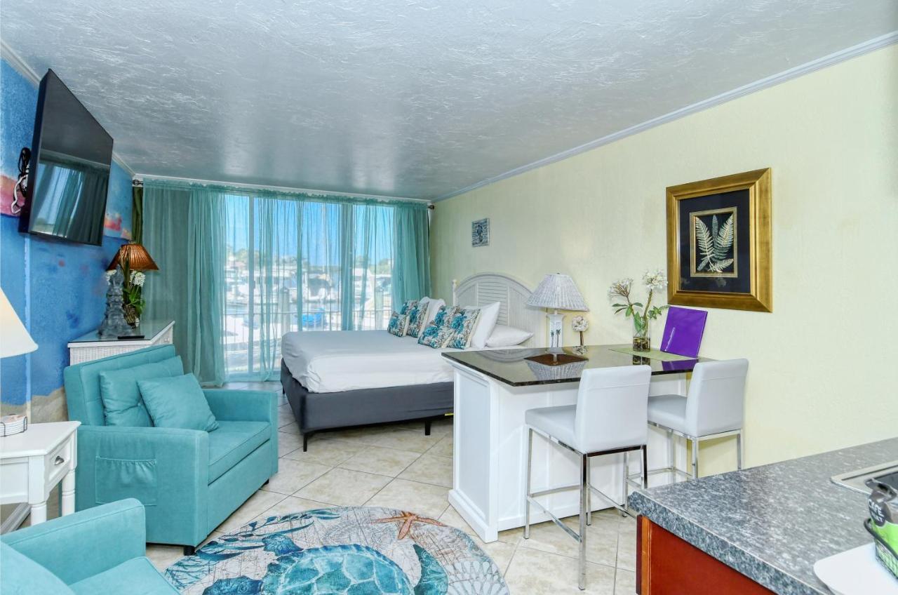 Aparthotel Waterfront Room, Heated Pool, Tiki Bar & Grill *