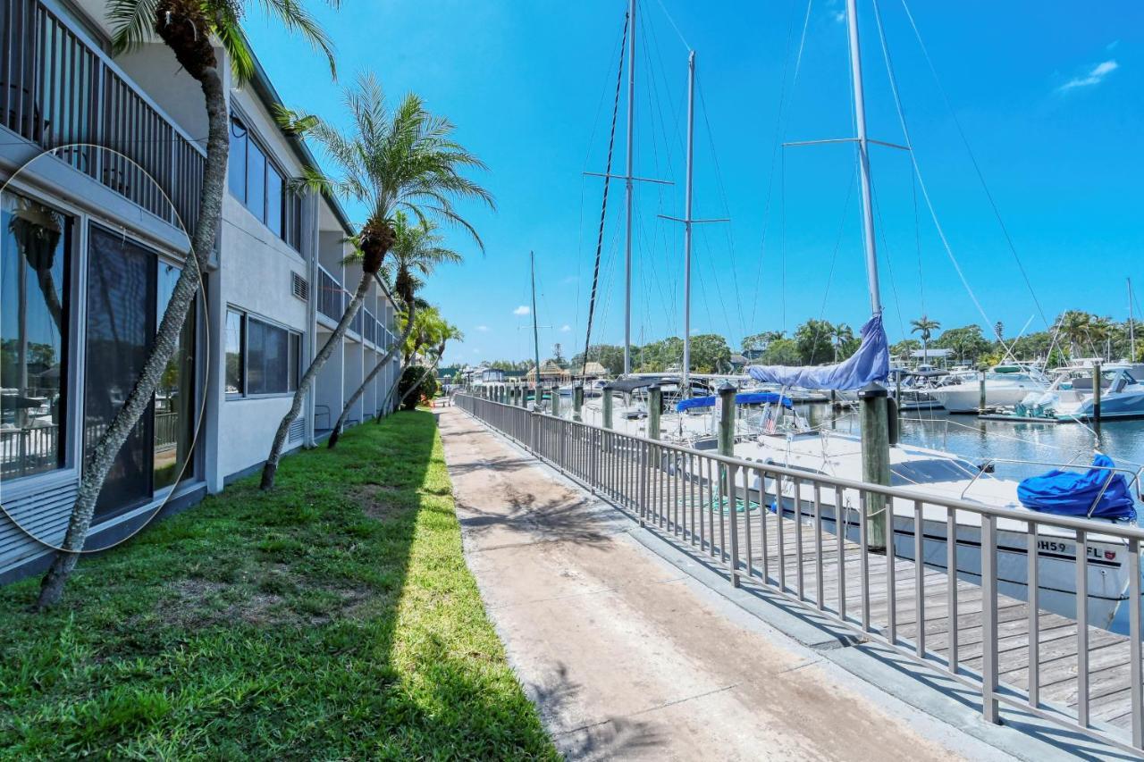 Aparthotel Waterfront Room, Heated Pool, Tiki Bar & Grill Sarasota