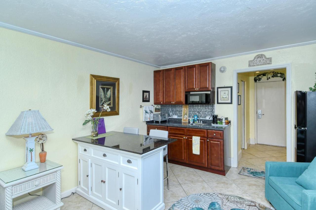Waterfront Room, Heated Pool, Tiki Bar & Grill Aparthotel