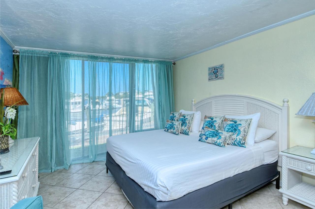 Waterfront Room, Heated Pool, Tiki Bar & Grill *