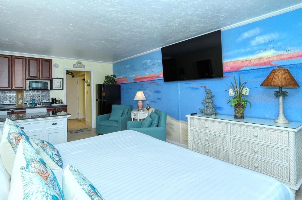 Waterfront Room, Heated Pool, Tiki Bar & Grill