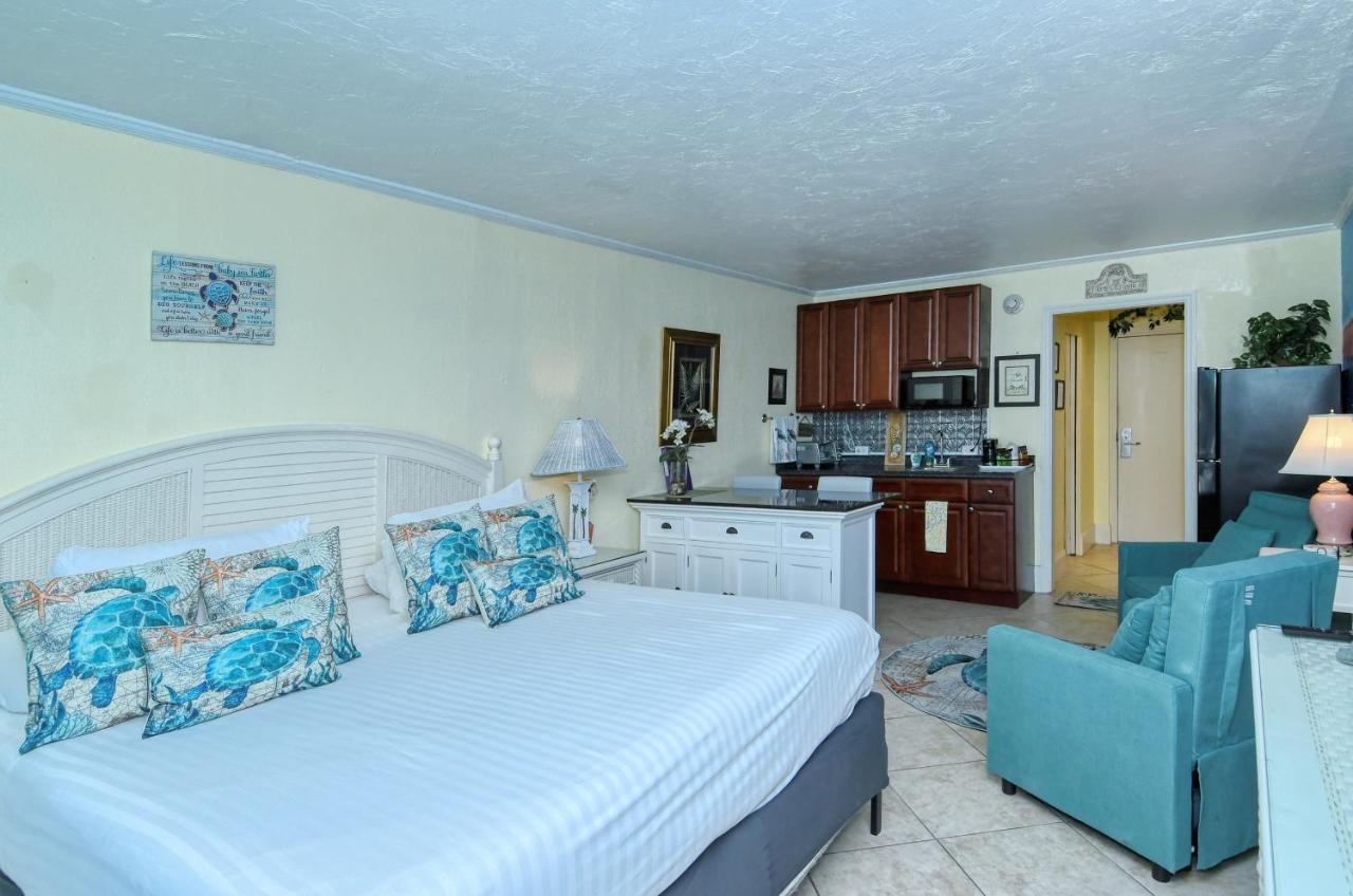 Waterfront Room, Heated Pool, Tiki Bar & Grill Aparthotel *