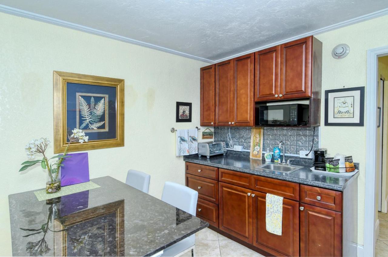 Aparthotel Waterfront Room, Heated Pool, Tiki Bar & Grill Sarasota