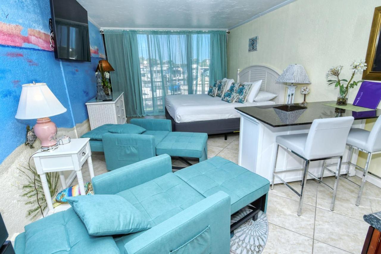 Waterfront Room, Heated Pool, Tiki Bar & Grill * Sarasota