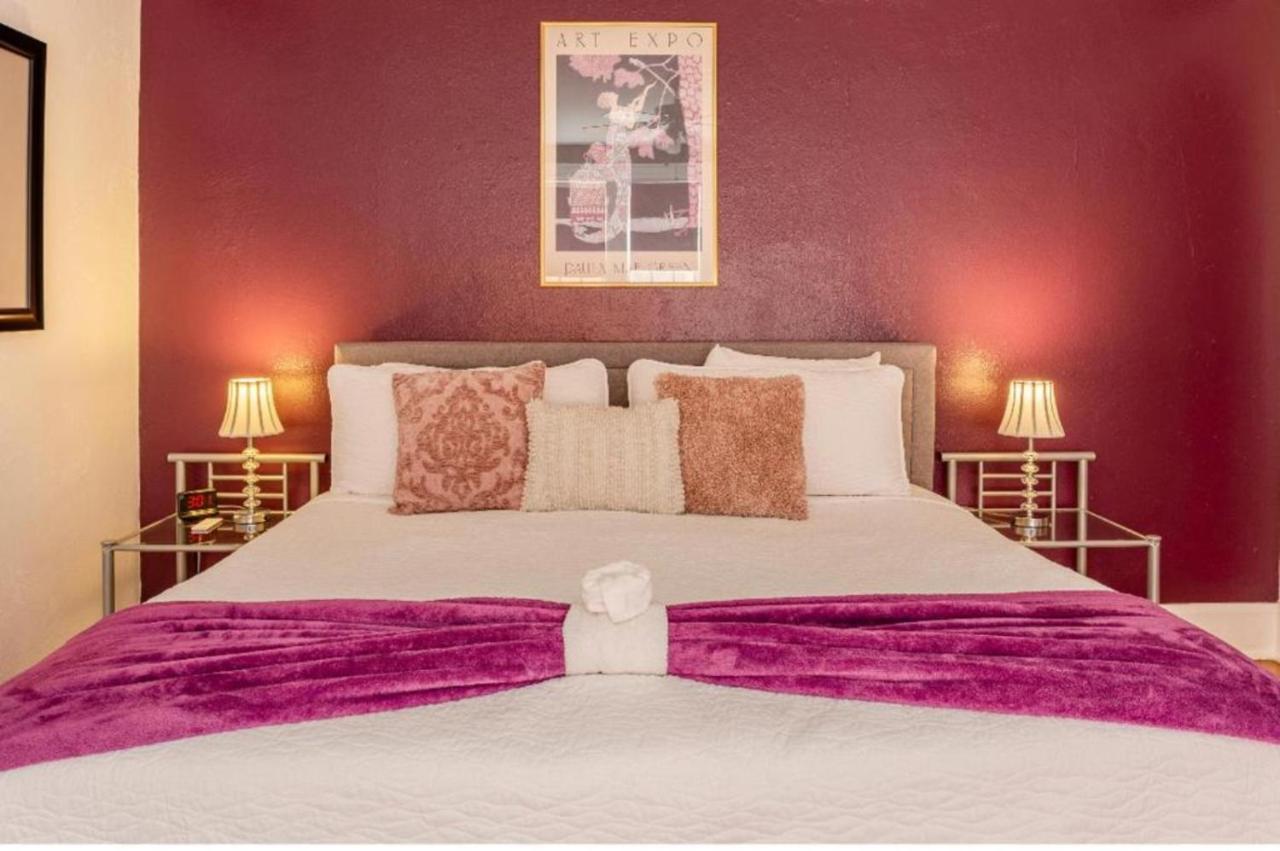 King Bed Walk To Downtown Apartment *