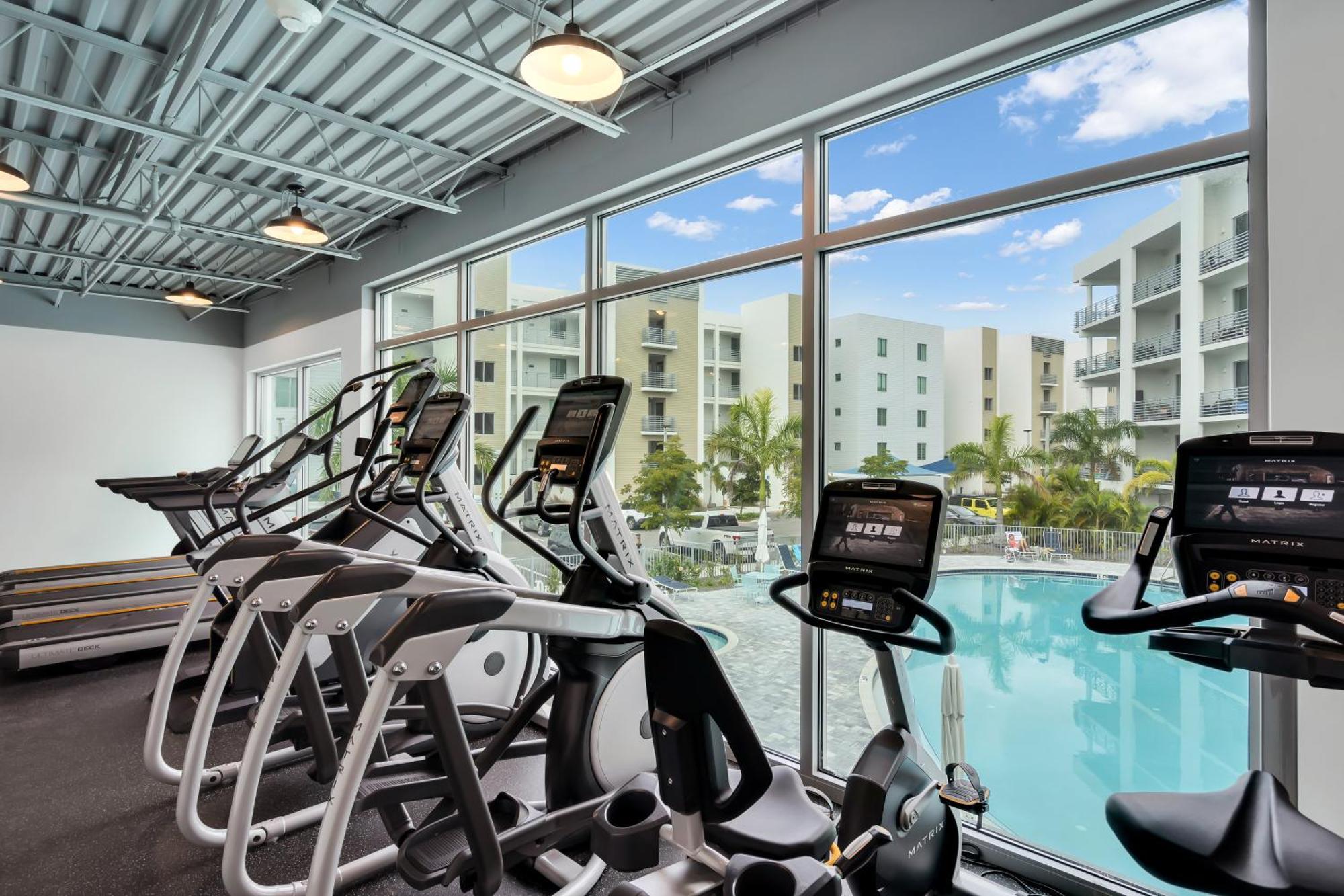Waterside Retreat: Modern 2br, Mins To & Apartment
