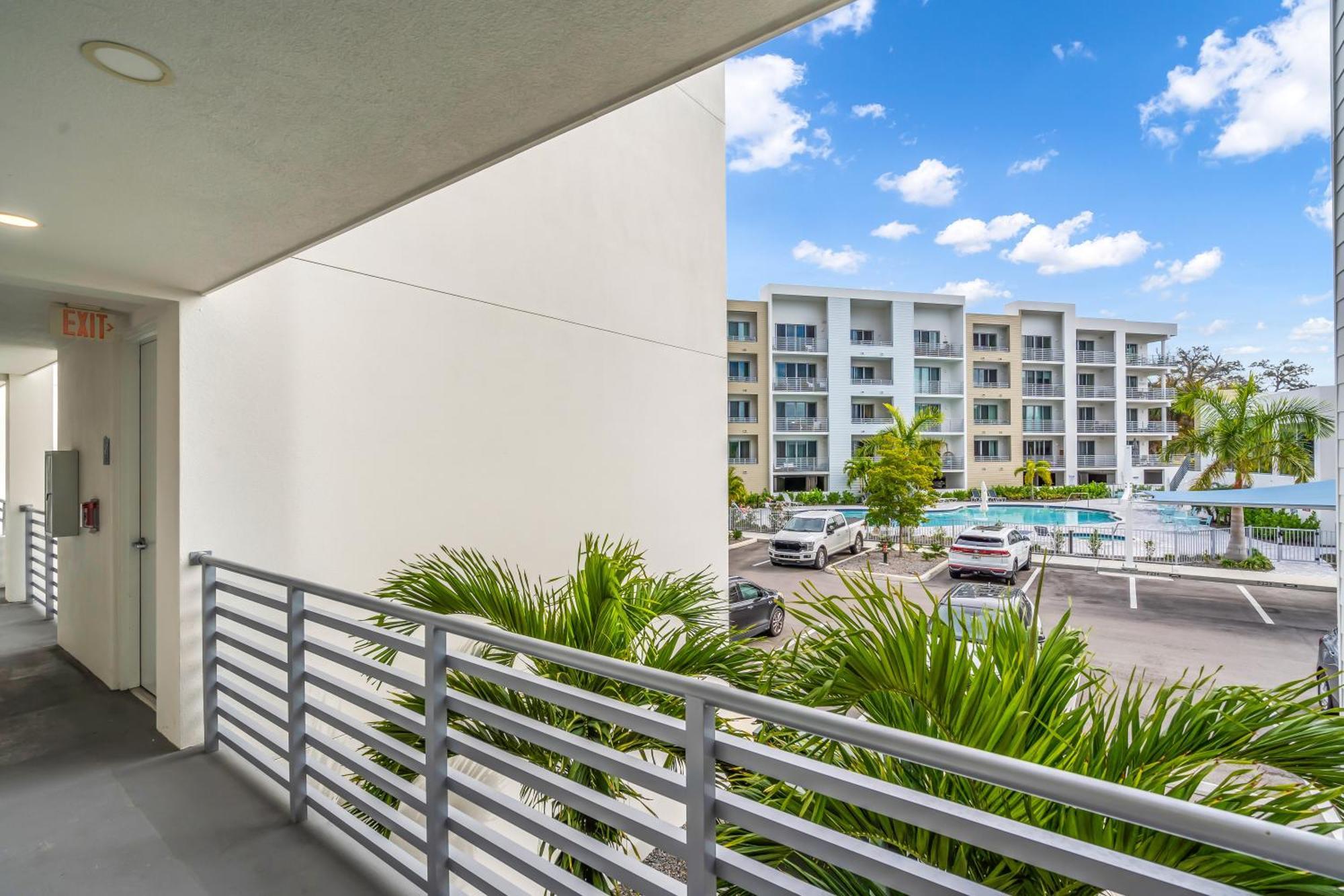Waterside Retreat: Modern 2br, Mins To & Apartment