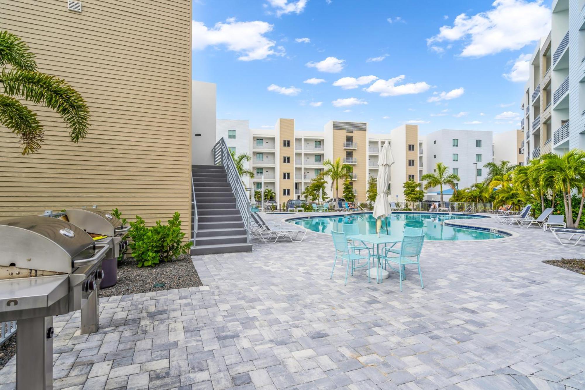 Apartment Waterside Retreat: Modern 2br, Mins To & Sarasota