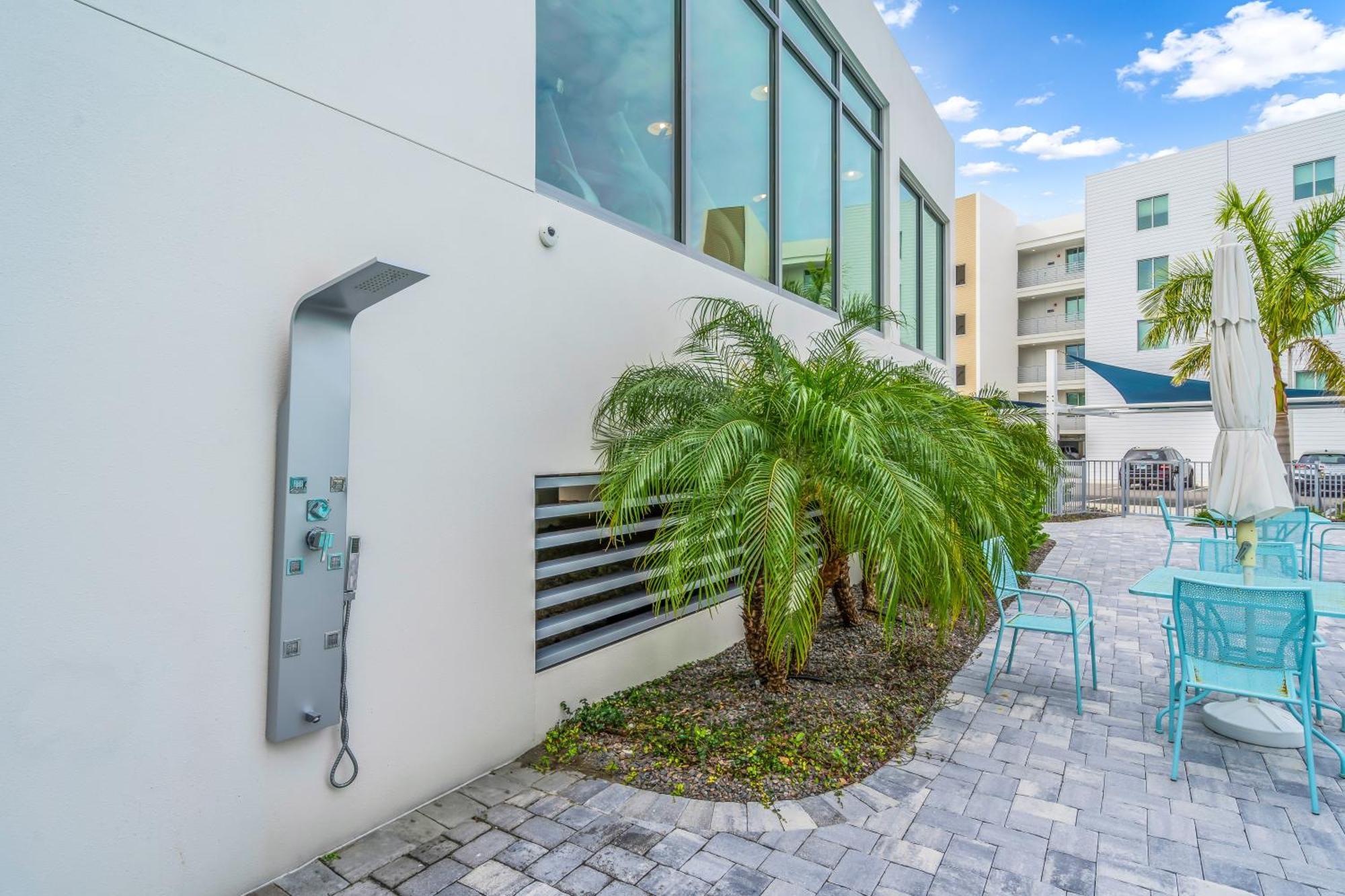 Apartment Waterside Retreat: Modern 2br, Mins To & Sarasota