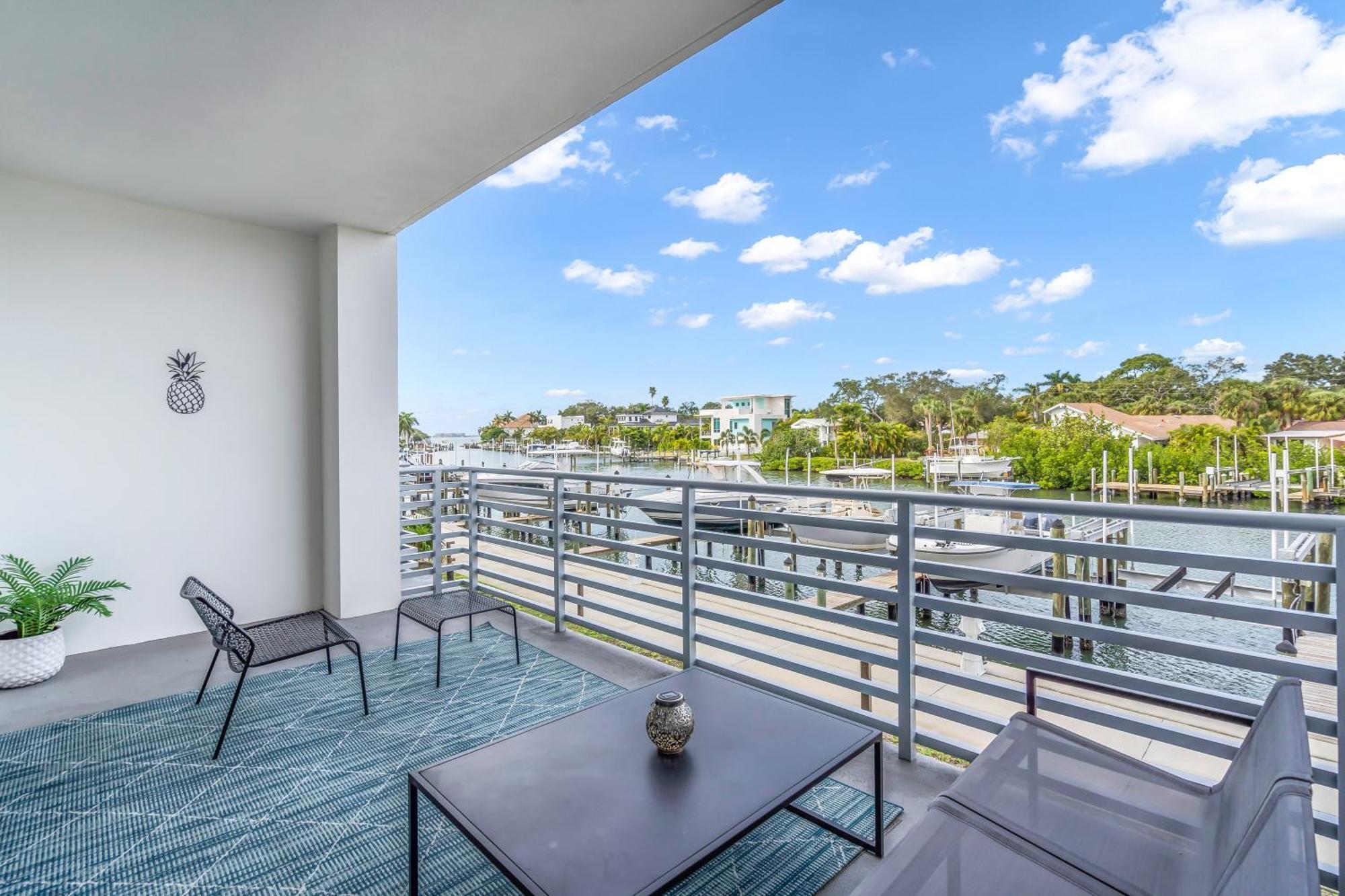 Waterside Retreat: Modern 2br, Mins To &