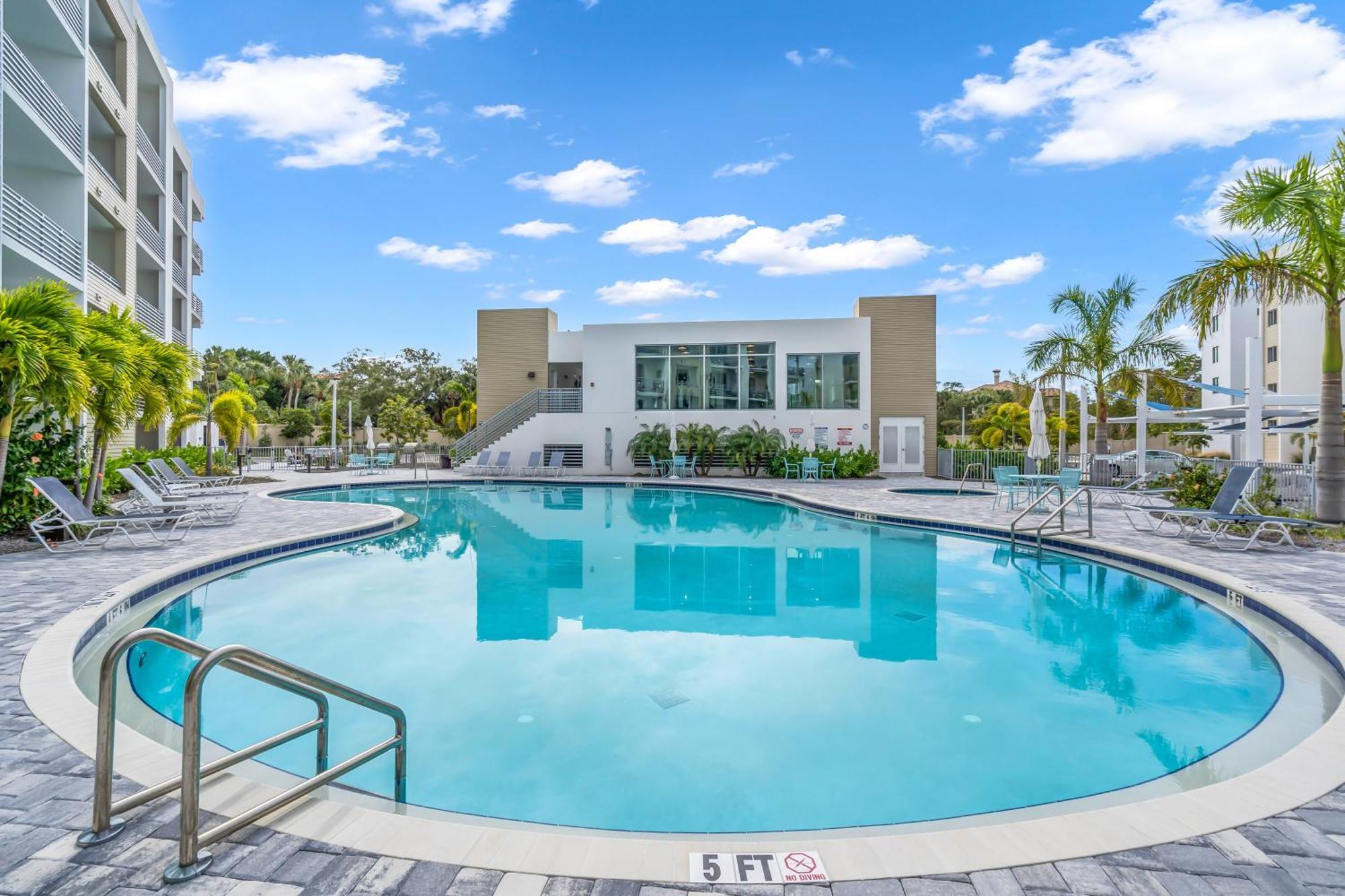 Waterside Retreat: Modern 2br, Mins To & Apartment