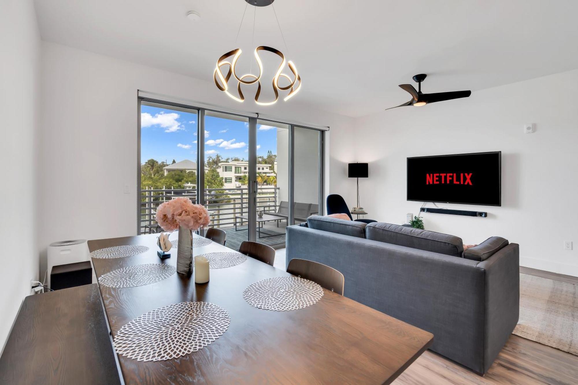 Waterside Retreat: Modern 2br, Mins To & Apartment