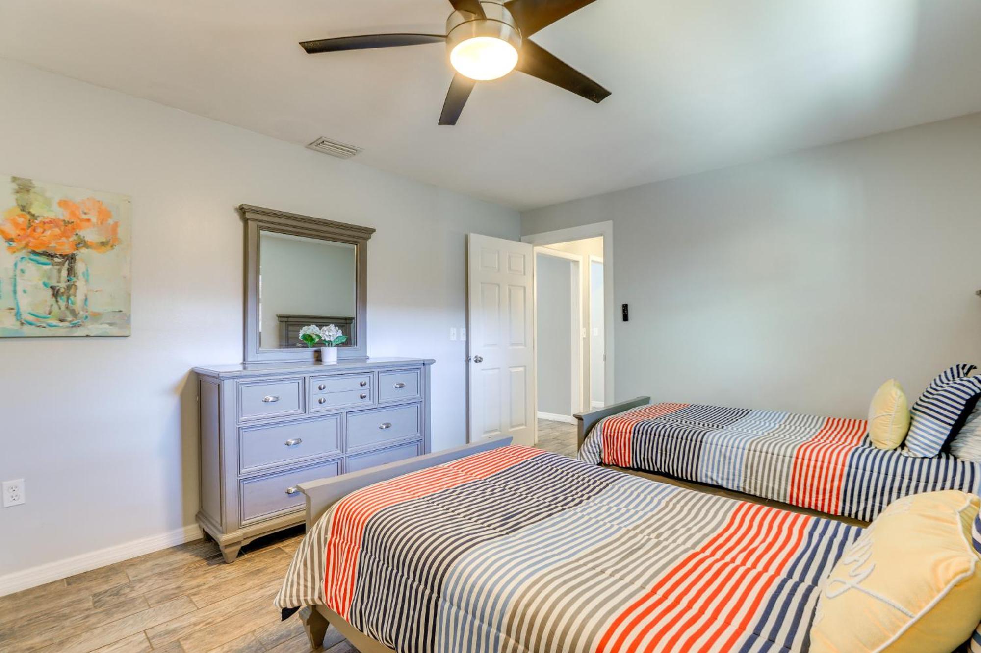 With Heated Pool 3 Mi To Airport! Holiday home Sarasota